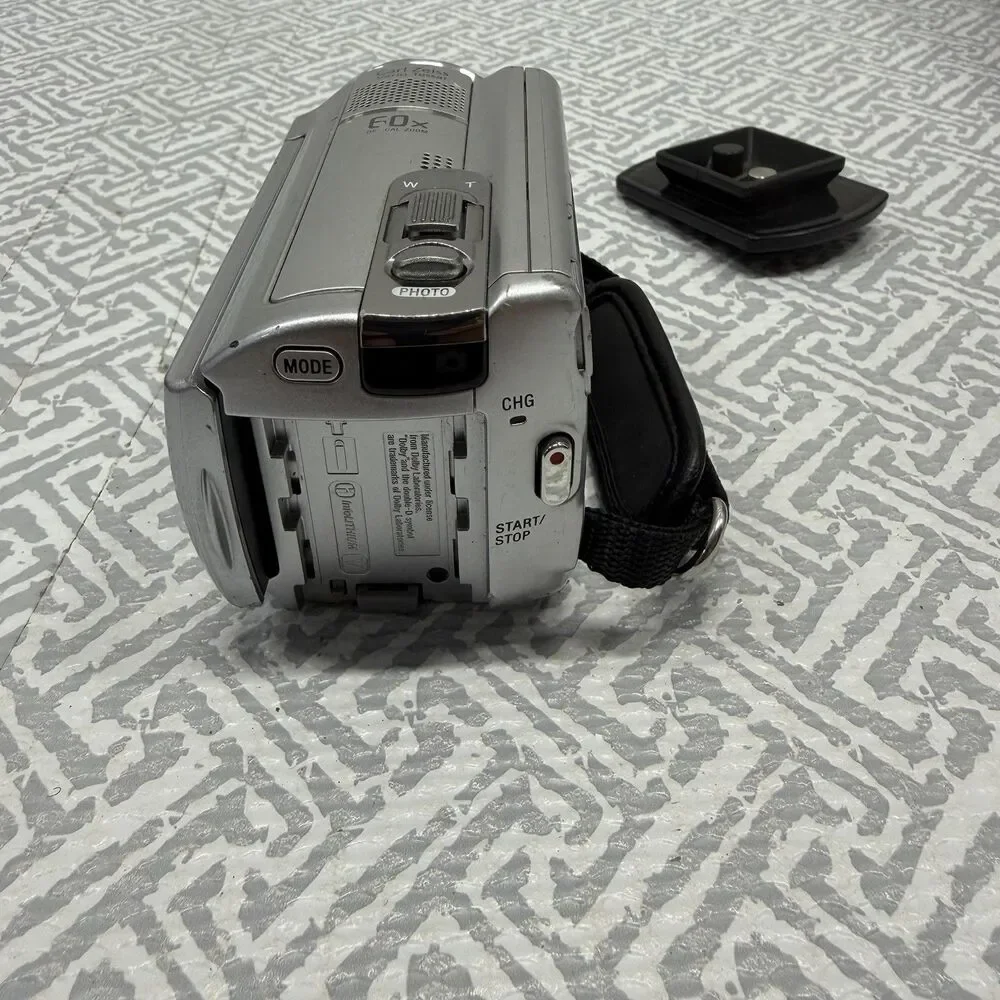 Sony Handycam DCR-SR68 80GB Camcorder Silver - For Parts/Repair - Blur On Zoom